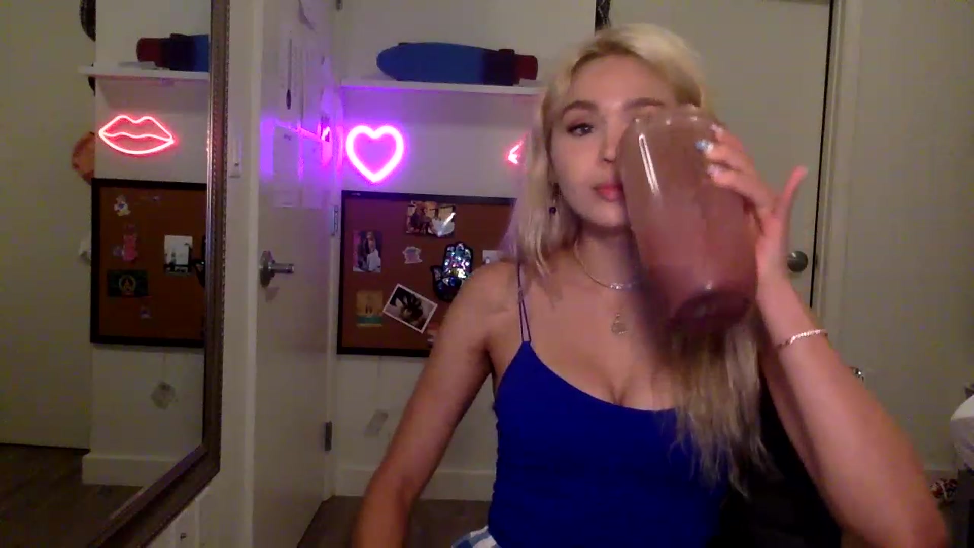 Gallery image thumbnail from sincerelypeny's myfreecams stream on, 06/14/2023, 02:32 image 6 of 20
