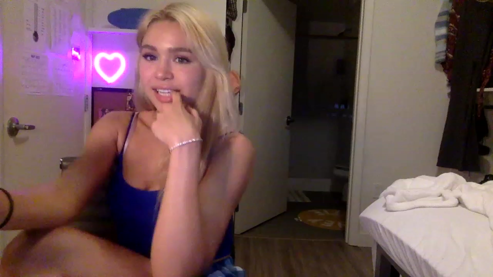 Gallery image thumbnail from sincerelypeny's myfreecams stream on, 06/14/2023, 05:33 image 1 of 20