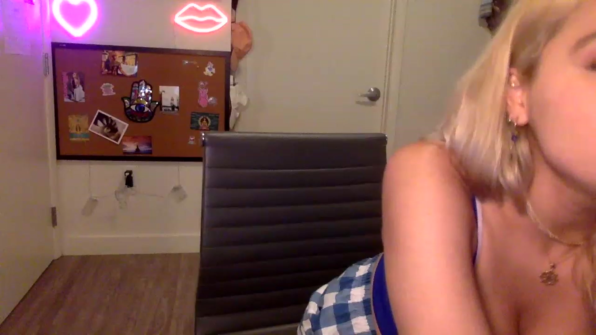Gallery image thumbnail from sincerelypeny's myfreecams stream on, 06/14/2023, 05:33 image 13 of 20