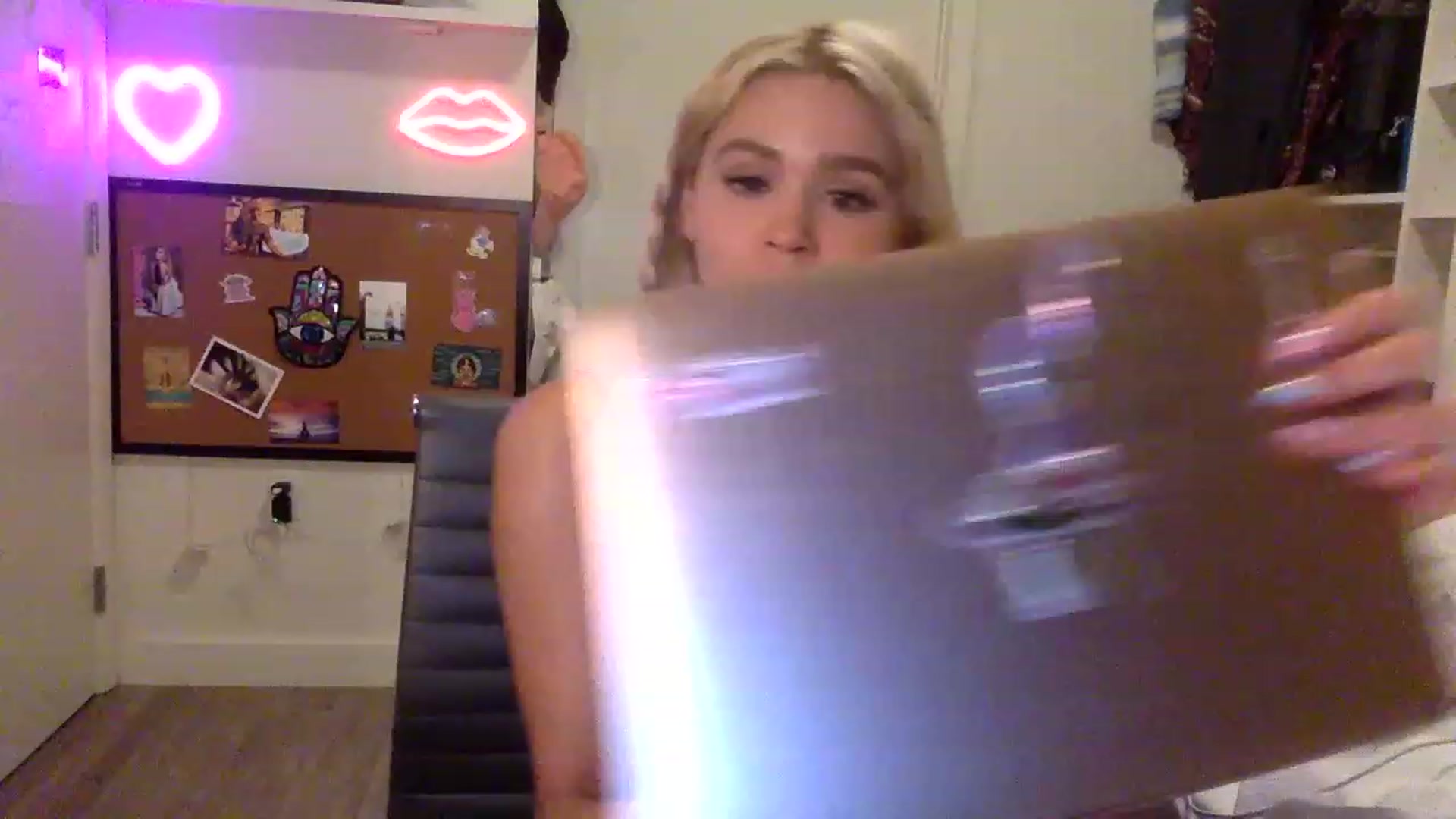 Gallery image thumbnail from sincerelypeny's myfreecams stream on, 06/14/2023, 07:31 image 19 of 20