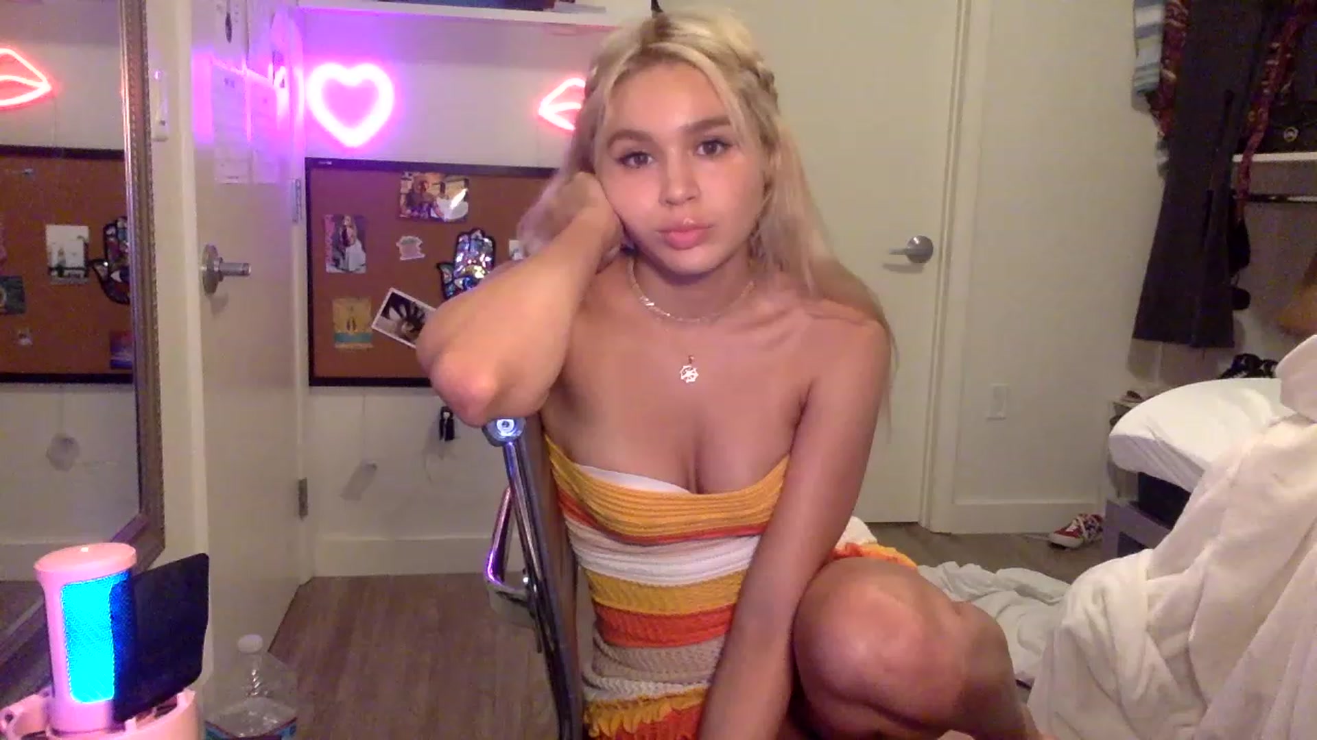 Gallery image thumbnail from sincerelypeny's myfreecams stream on, 06/15/2023, 04:16 image 13 of 20