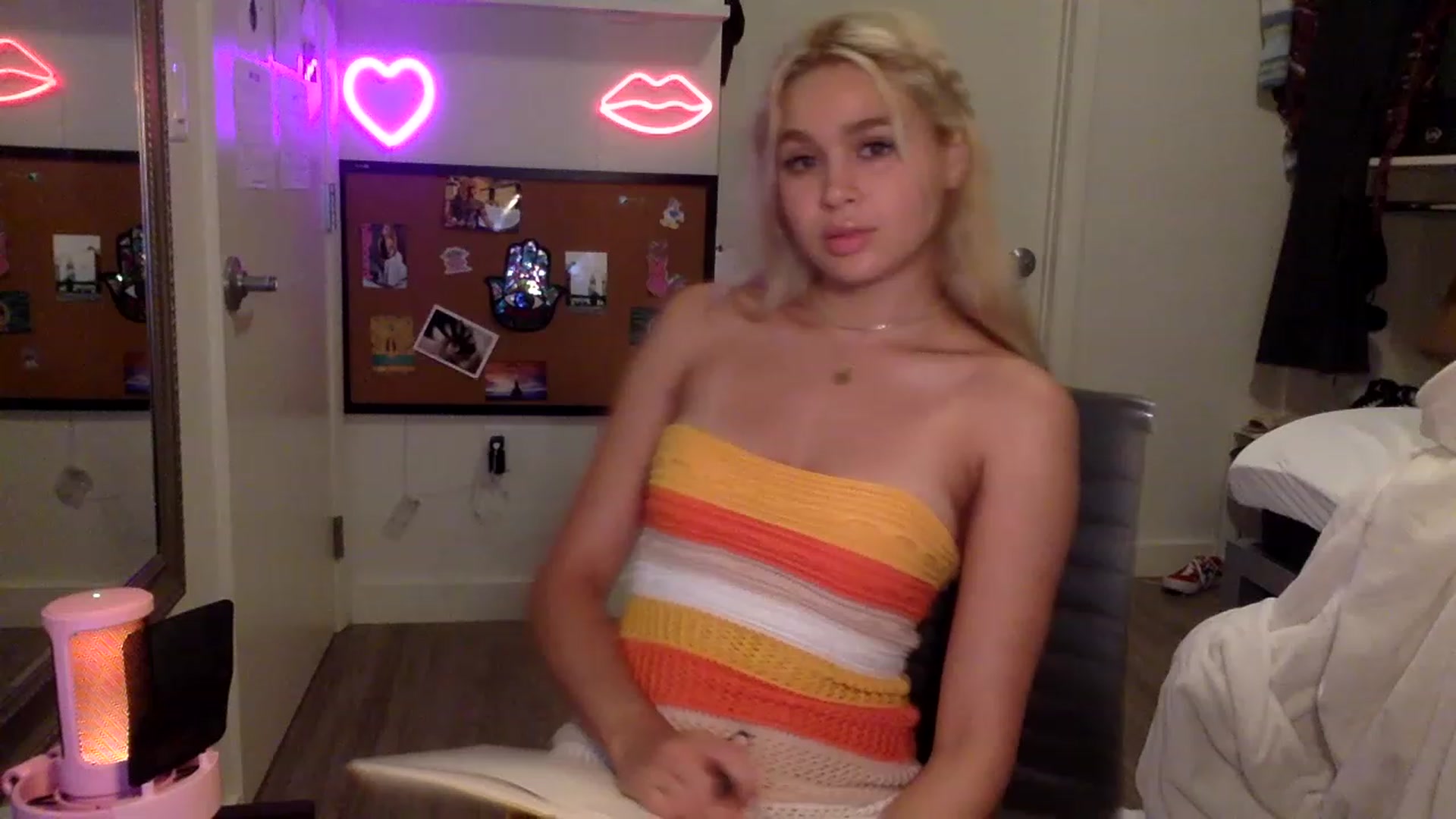 Gallery image thumbnail from sincerelypeny's myfreecams stream on, 06/15/2023, 07:03 image 9 of 20