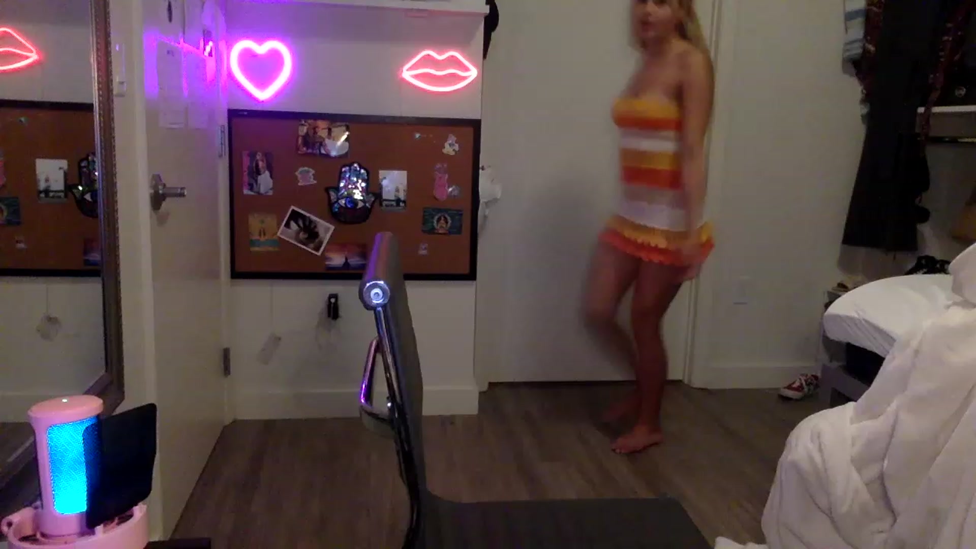Gallery image thumbnail from sincerelypeny's myfreecams stream on, 06/15/2023, 07:03 image 1 of 20