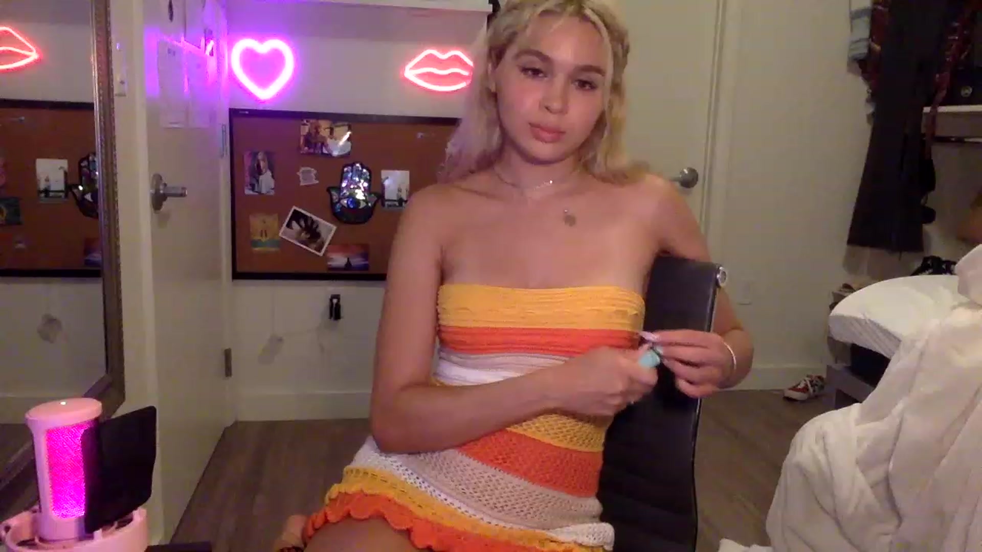 Gallery image thumbnail from sincerelypeny's myfreecams stream on, 06/15/2023, 07:03 image 6 of 20