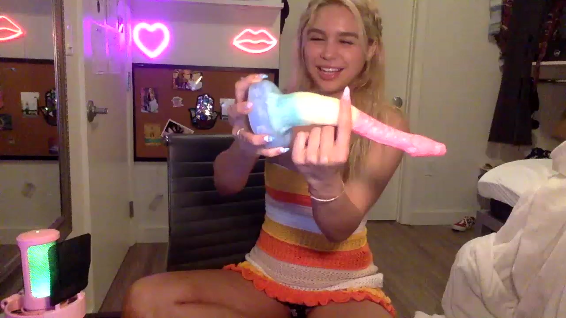 Gallery image thumbnail from sincerelypeny's myfreecams stream on, 06/15/2023, 07:03 image 2 of 20