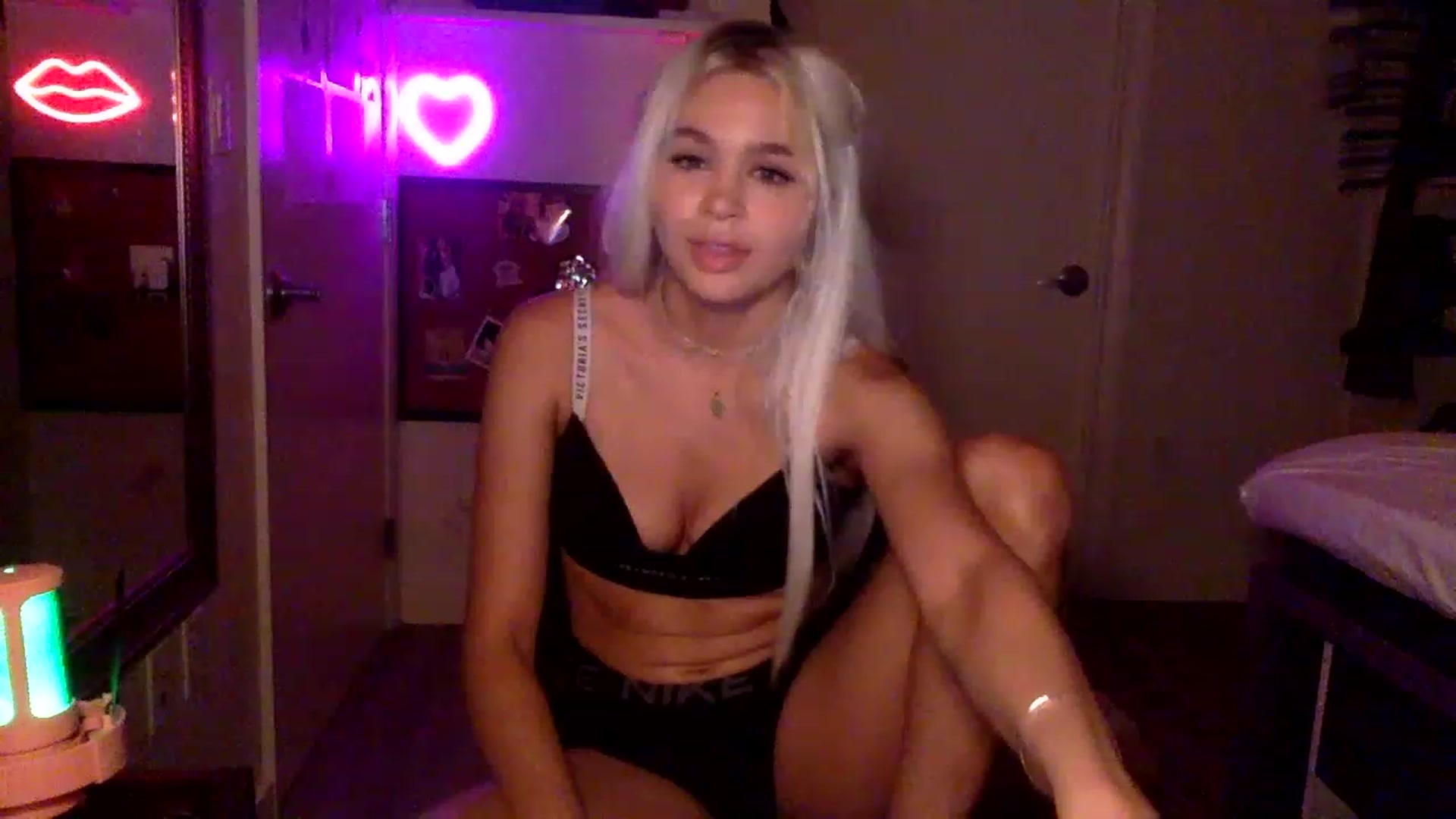 Gallery image thumbnail from sincerelypeny's myfreecams stream on, 06/17/2023, 05:03 image 12 of 20