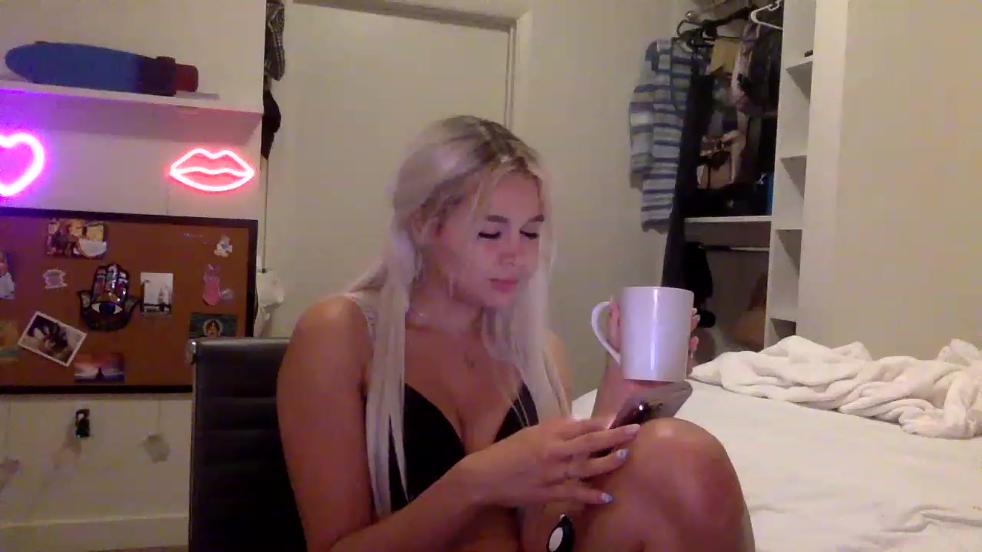 Gallery image thumbnail from sincerelypeny's myfreecams stream on, 06/17/2023, 07:23 image 7 of 20