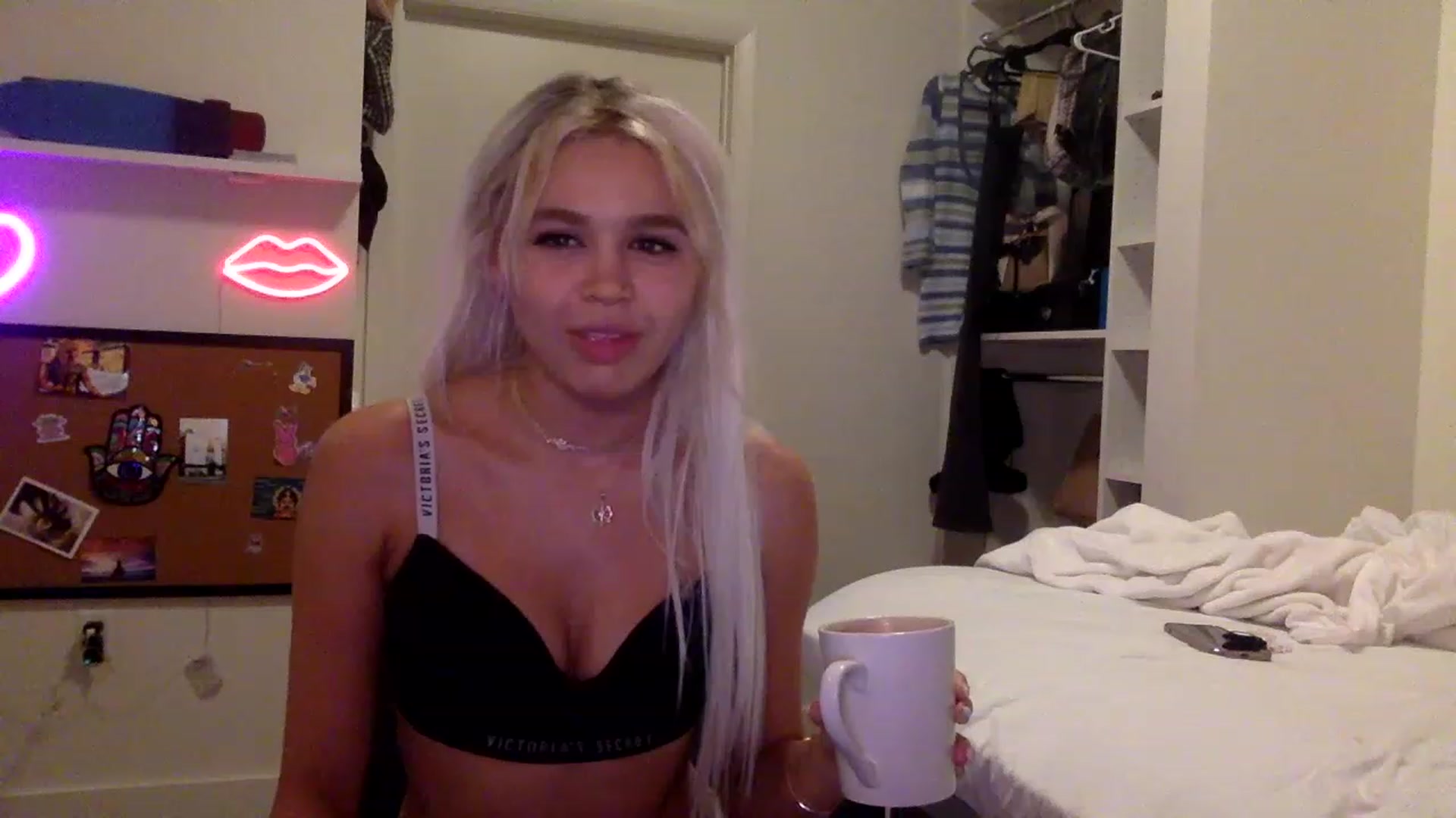 Gallery image thumbnail from sincerelypeny's myfreecams stream on, 06/17/2023, 07:23 image 13 of 20