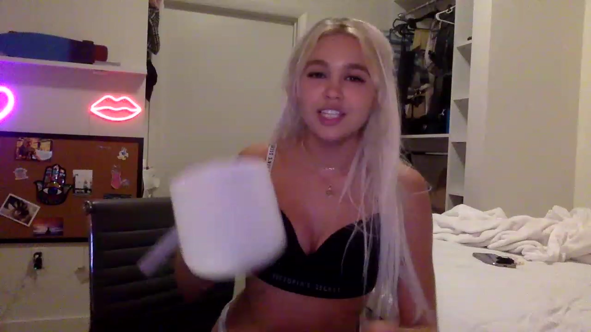 Gallery image thumbnail from sincerelypeny's myfreecams stream on, 06/17/2023, 07:23 image 12 of 20