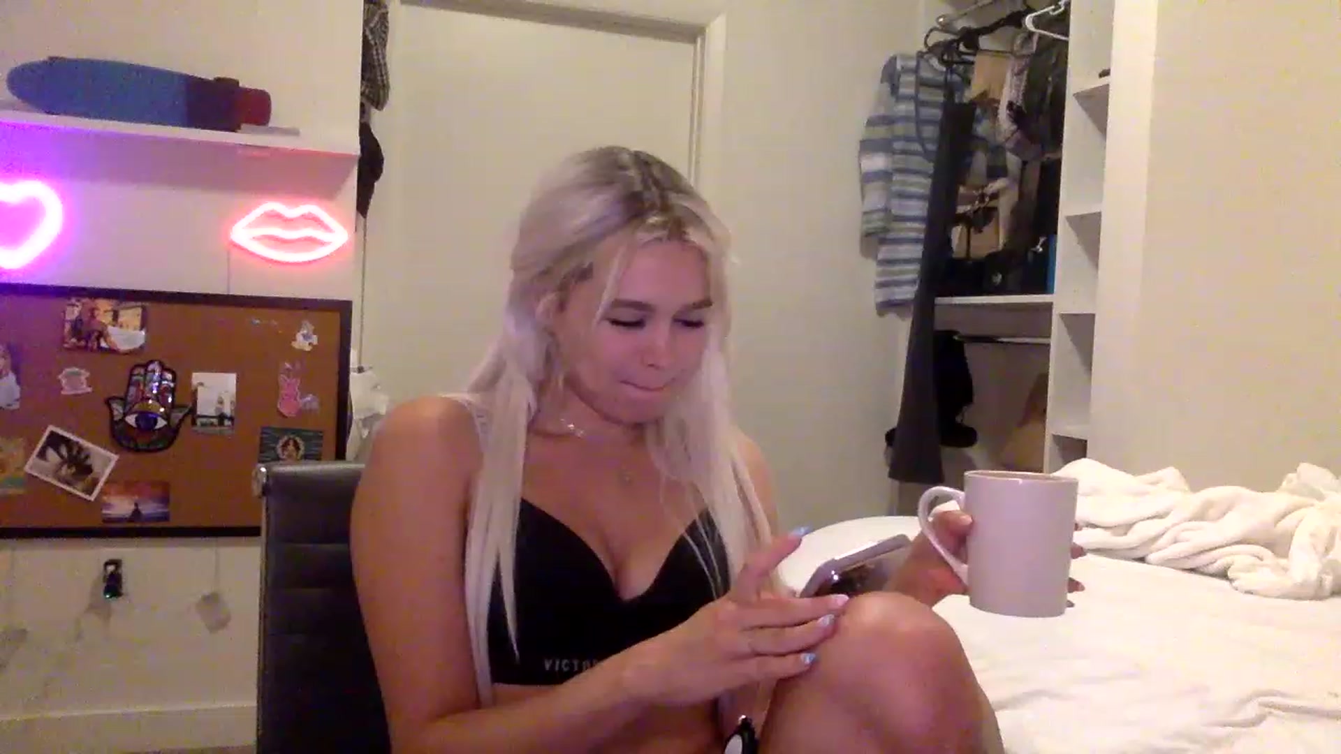 Gallery image thumbnail from sincerelypeny's myfreecams stream on, 06/17/2023, 07:23 image 6 of 20