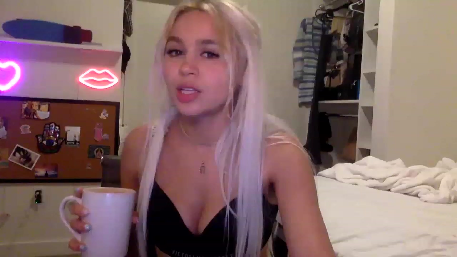 Gallery image thumbnail from sincerelypeny's myfreecams stream on, 06/17/2023, 07:23 image 8 of 20