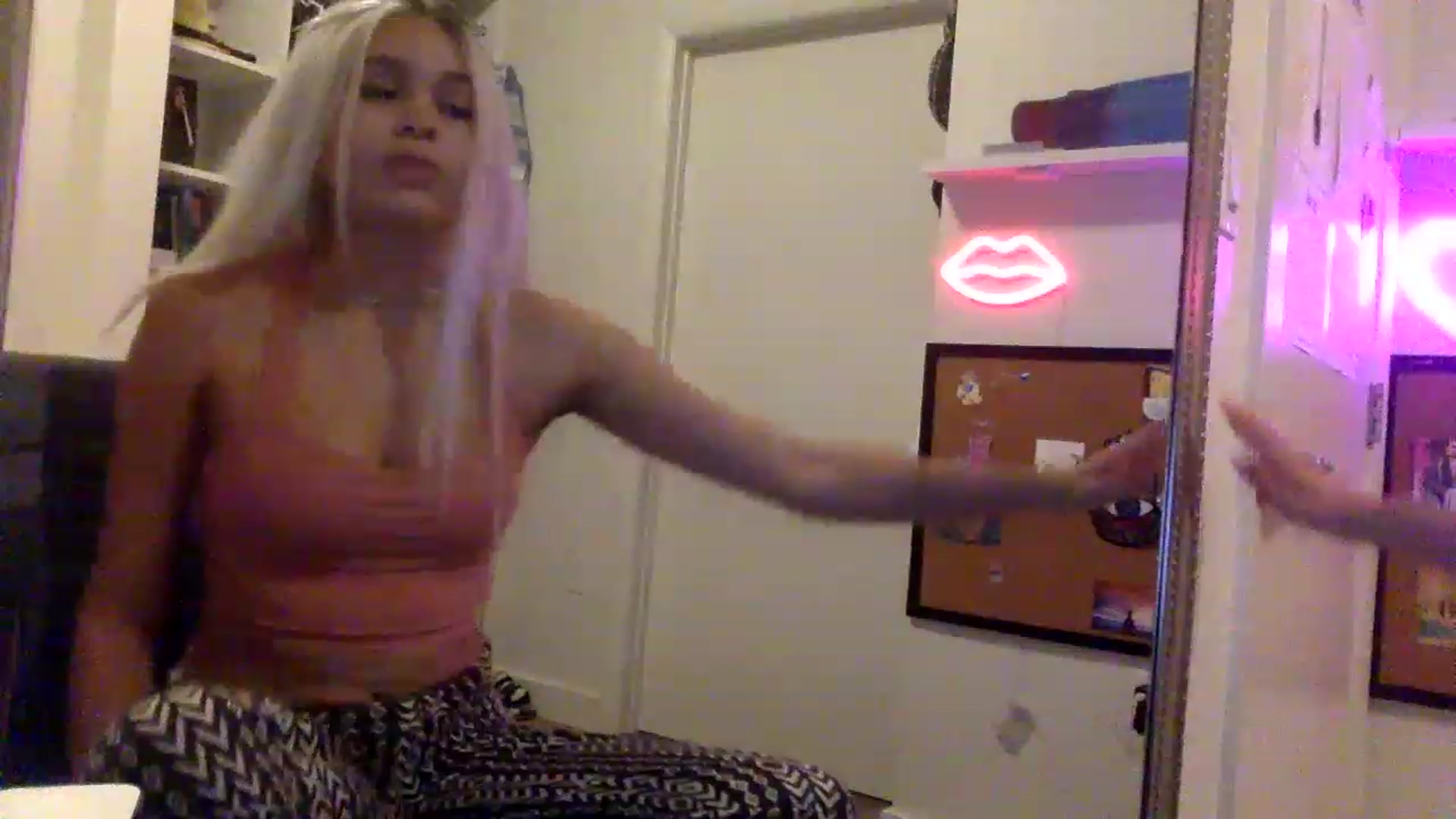Gallery image thumbnail from sincerelypeny's myfreecams stream on, 06/18/2023, 02:41 image 16 of 20