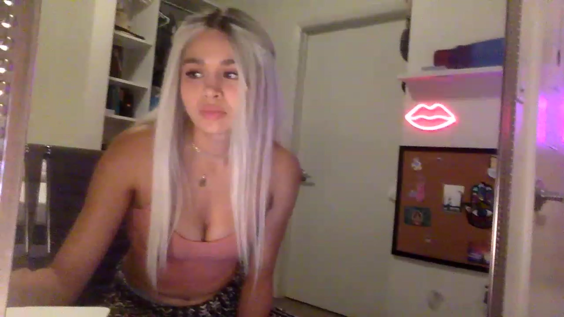 Gallery image thumbnail from sincerelypeny's myfreecams stream on, 06/18/2023, 02:41 image 17 of 20