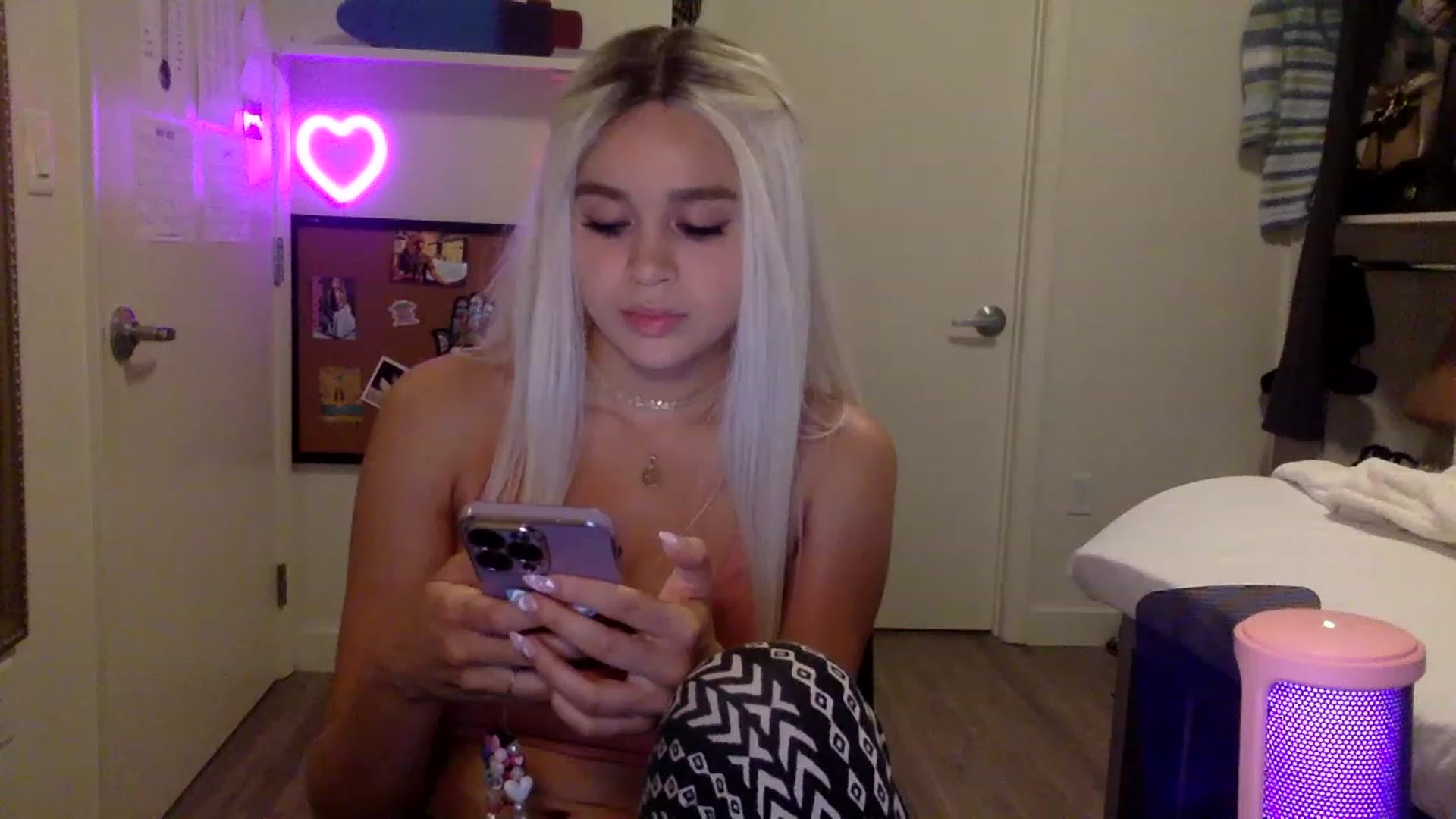 Gallery image thumbnail from sincerelypeny's myfreecams stream on, 06/18/2023, 02:41 image 7 of 20