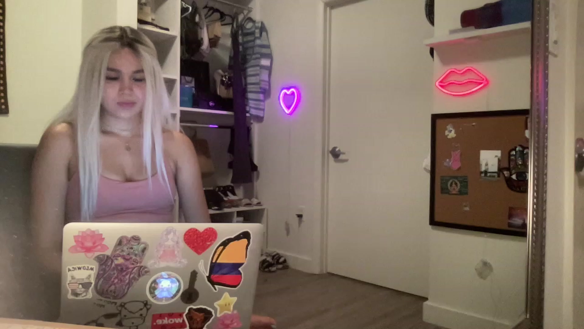 Gallery image thumbnail from sincerelypeny's myfreecams stream on, 06/18/2023, 03:00 image 10 of 20