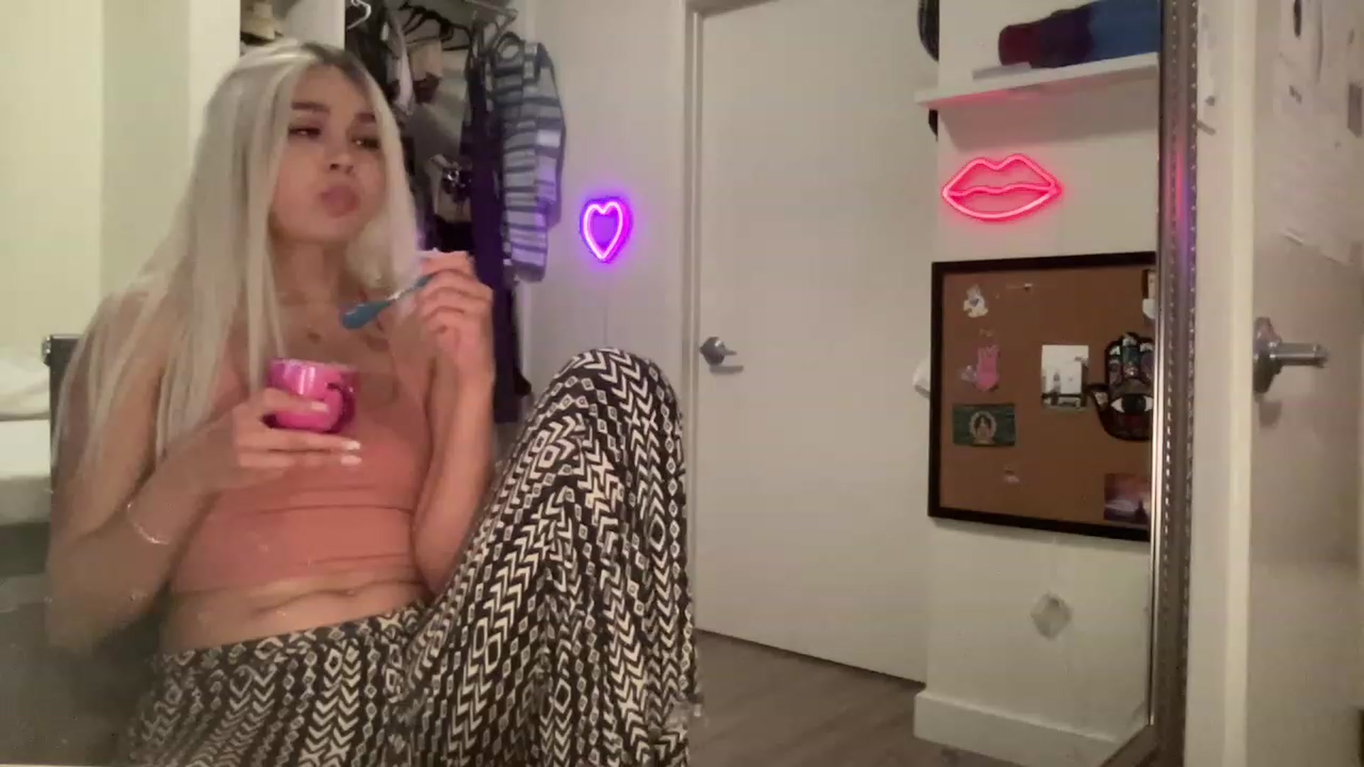Gallery image thumbnail from sincerelypeny's myfreecams stream on, 06/18/2023, 03:00 image 15 of 20