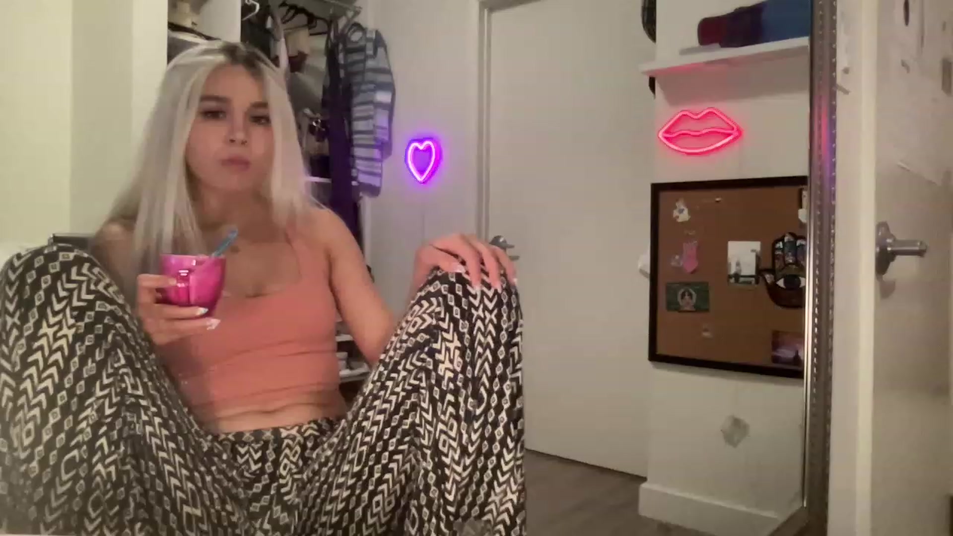Gallery image thumbnail from sincerelypeny's myfreecams stream on, 06/18/2023, 03:00 image 14 of 20