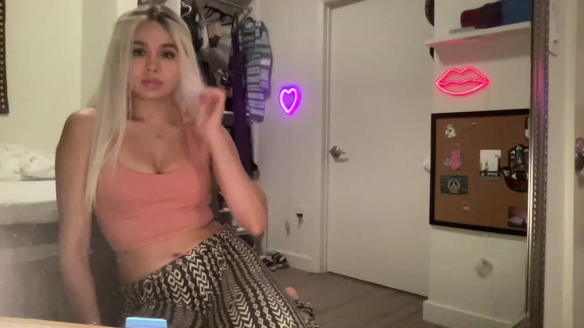 Gallery image thumbnail from sincerelypeny's myfreecams stream on, 06/18/2023, 03:00 image 7 of 20