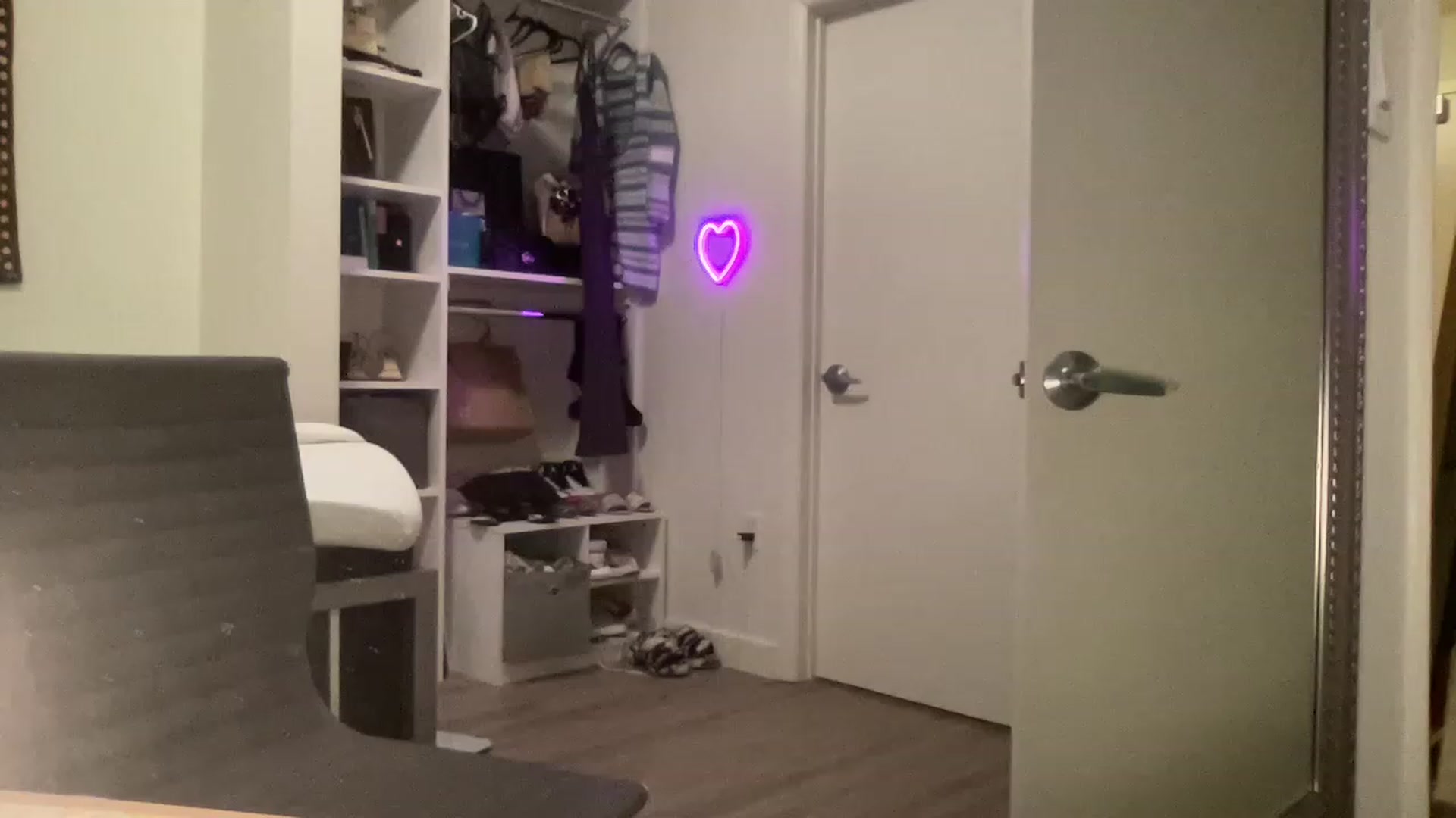 Gallery image thumbnail from sincerelypeny's myfreecams stream on, 06/18/2023, 03:00 image 12 of 20