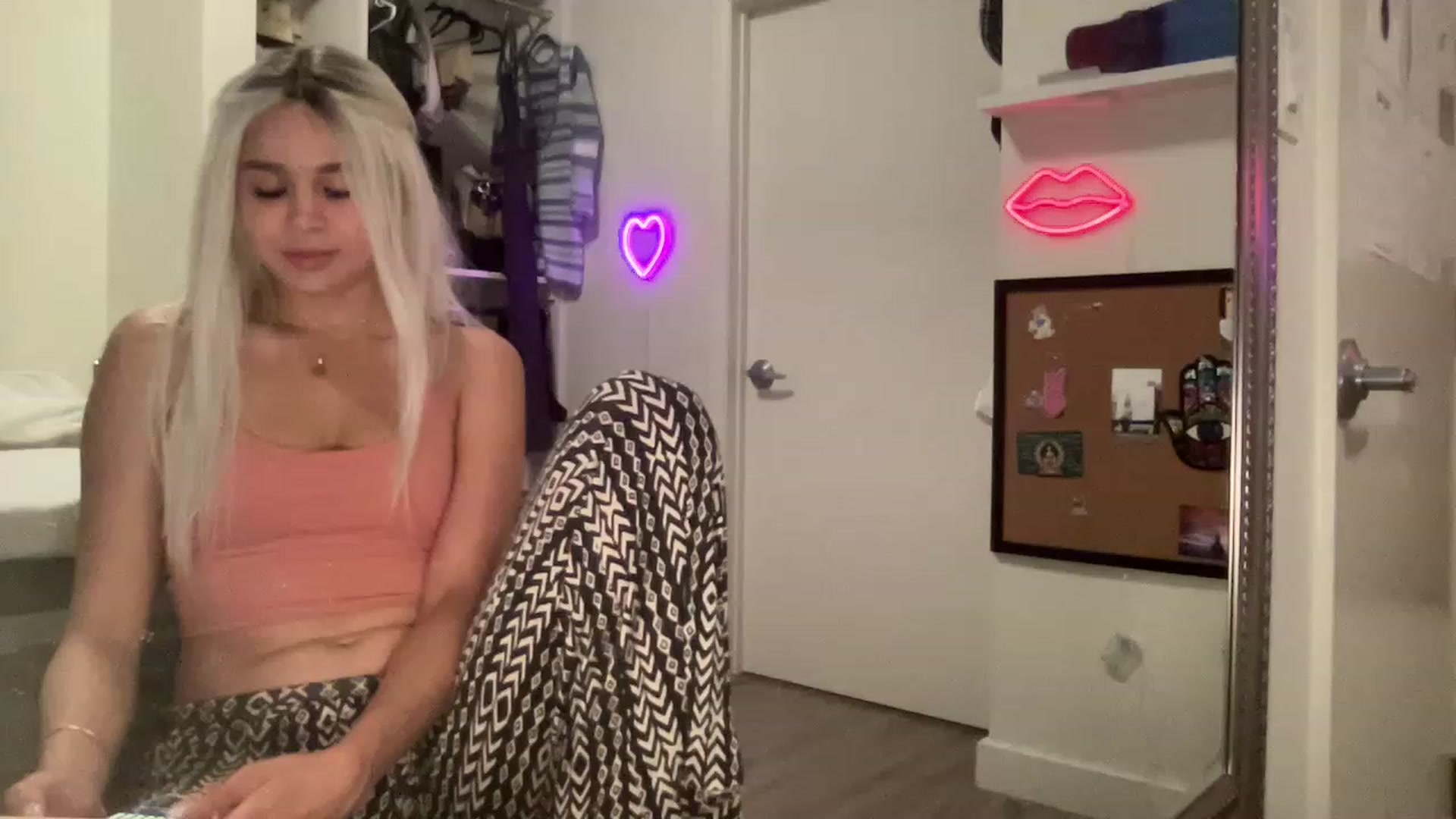 Gallery image thumbnail from sincerelypeny's myfreecams stream on, 06/18/2023, 03:00 image 17 of 20