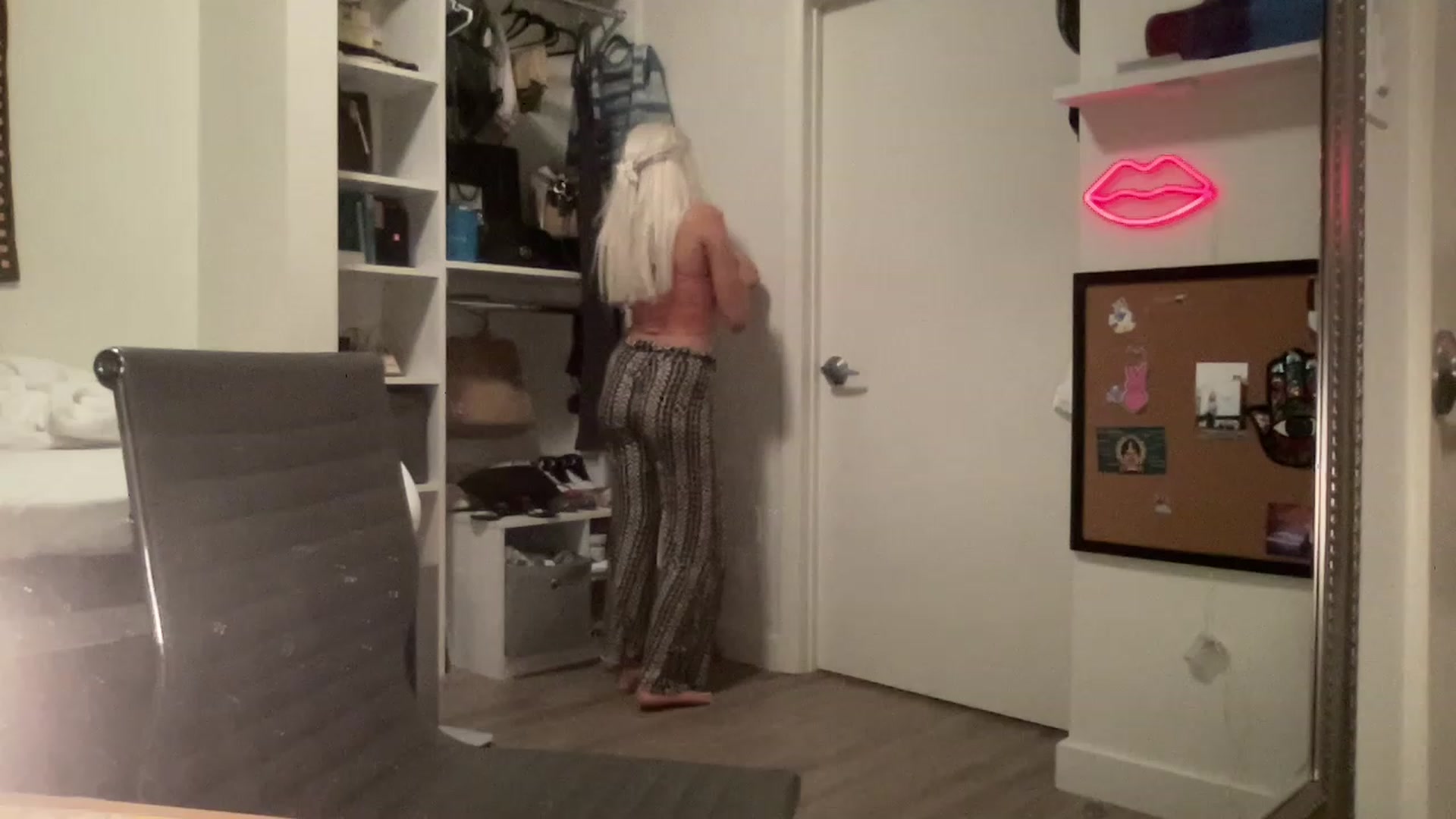 Gallery image thumbnail from sincerelypeny's myfreecams stream on, 06/18/2023, 03:00 image 5 of 20