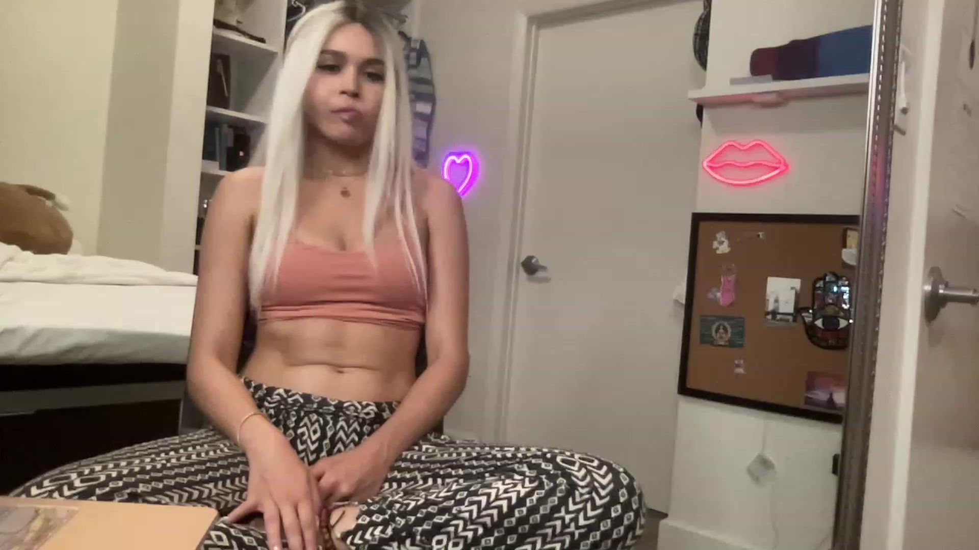 Gallery image thumbnail from sincerelypeny's myfreecams stream on, 06/18/2023, 04:55 image 6 of 20