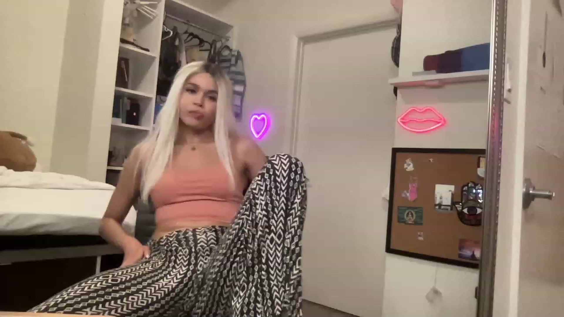 Gallery image thumbnail from sincerelypeny's myfreecams stream on, 06/18/2023, 04:55 image 18 of 20