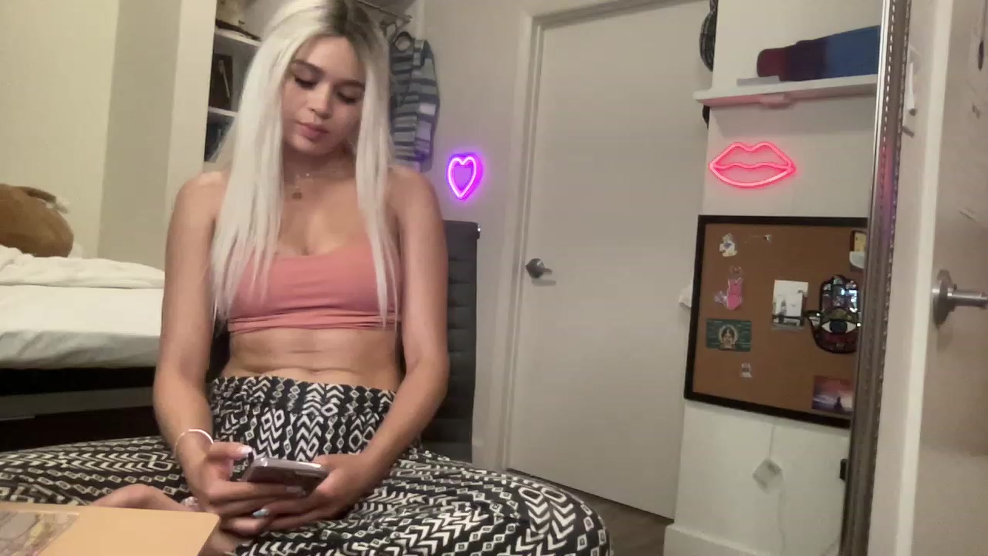 Gallery image thumbnail from sincerelypeny's myfreecams stream on, 06/18/2023, 04:55 image 2 of 20