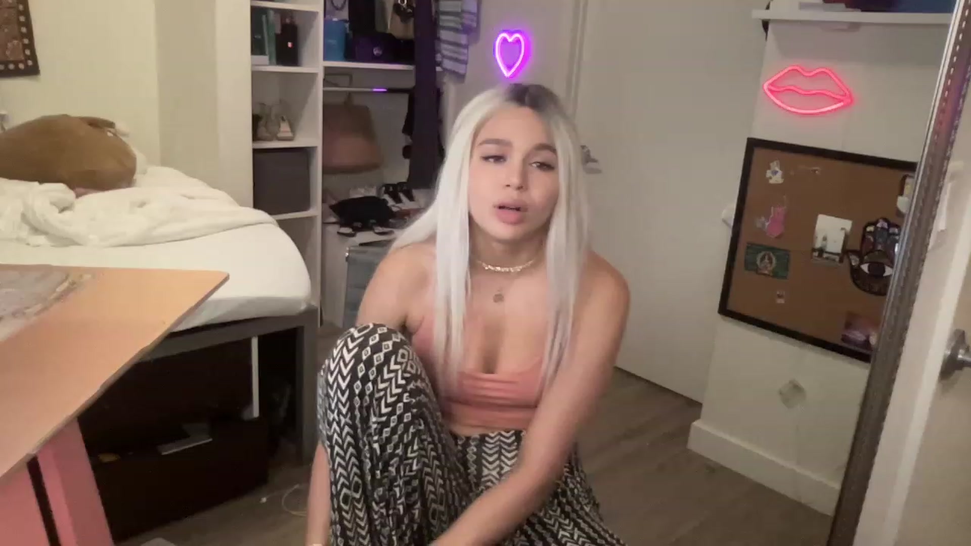 Gallery image thumbnail from sincerelypeny's myfreecams stream on, 06/18/2023, 06:53 image 12 of 20