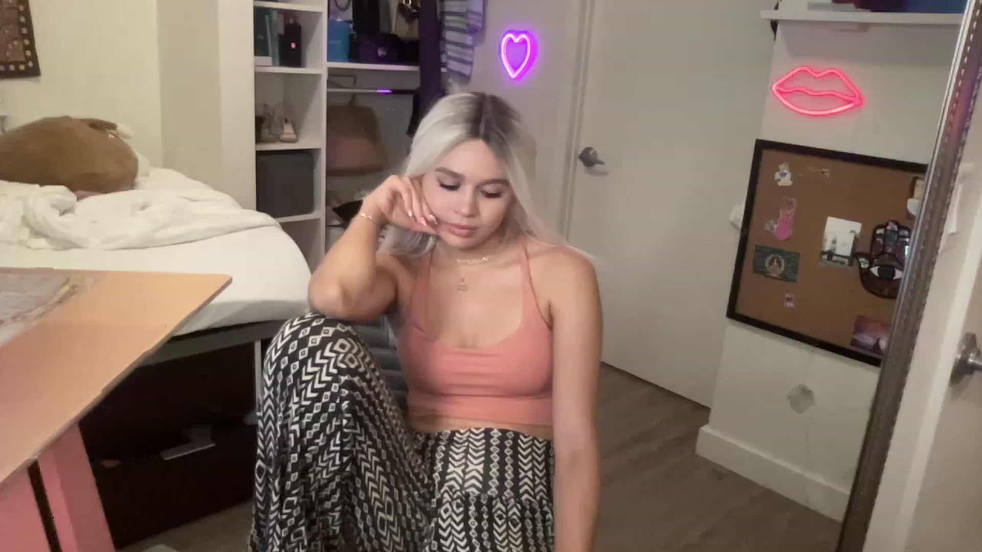 Gallery image thumbnail from sincerelypeny's myfreecams stream on, 06/18/2023, 06:53 image 11 of 20