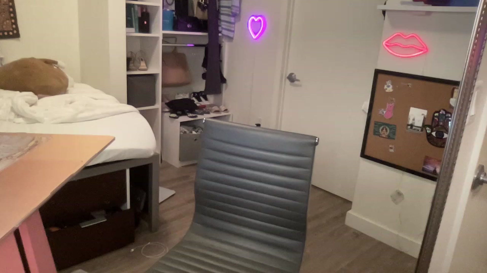 Gallery image thumbnail from sincerelypeny's myfreecams stream on, 06/18/2023, 06:53 image 19 of 20