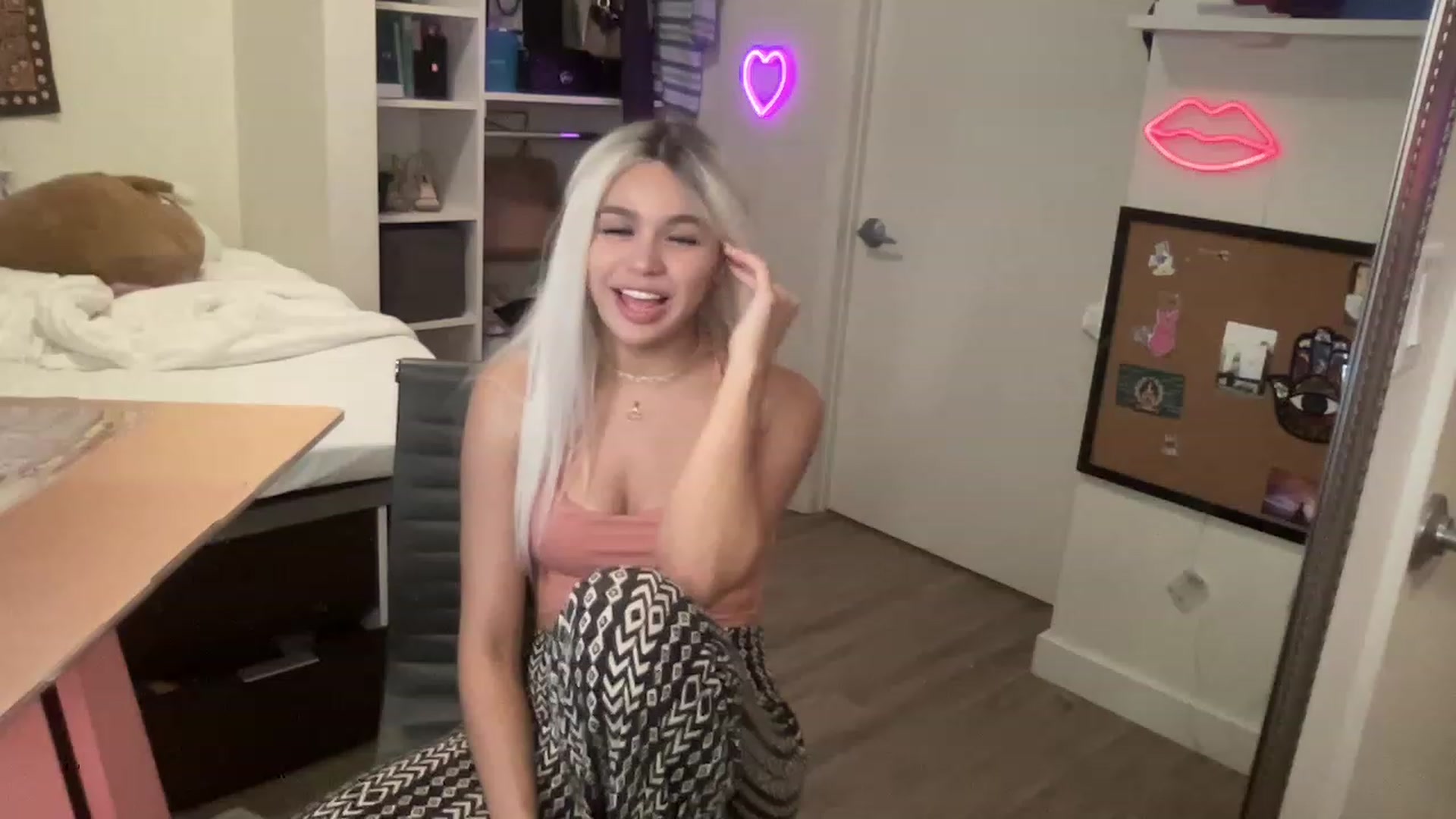 Gallery image thumbnail from sincerelypeny's myfreecams stream on, 06/18/2023, 06:53 image 6 of 20