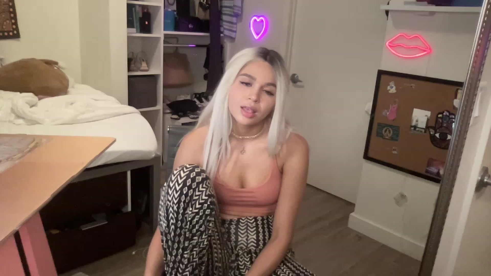 Gallery image thumbnail from sincerelypeny's myfreecams stream on, 06/18/2023, 06:53 image 15 of 20