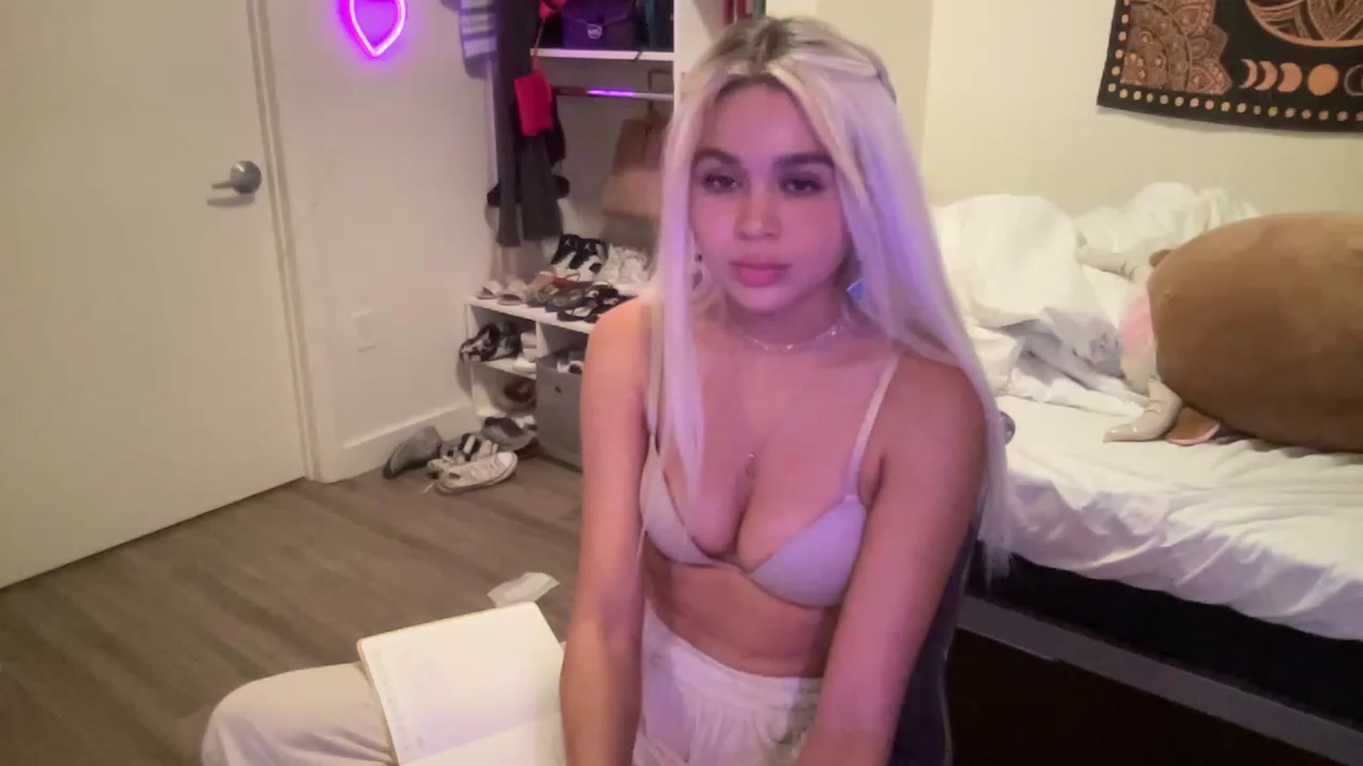 Gallery image thumbnail from sincerelypeny's myfreecams stream on, 06/21/2023, 05:02 image 20 of 20
