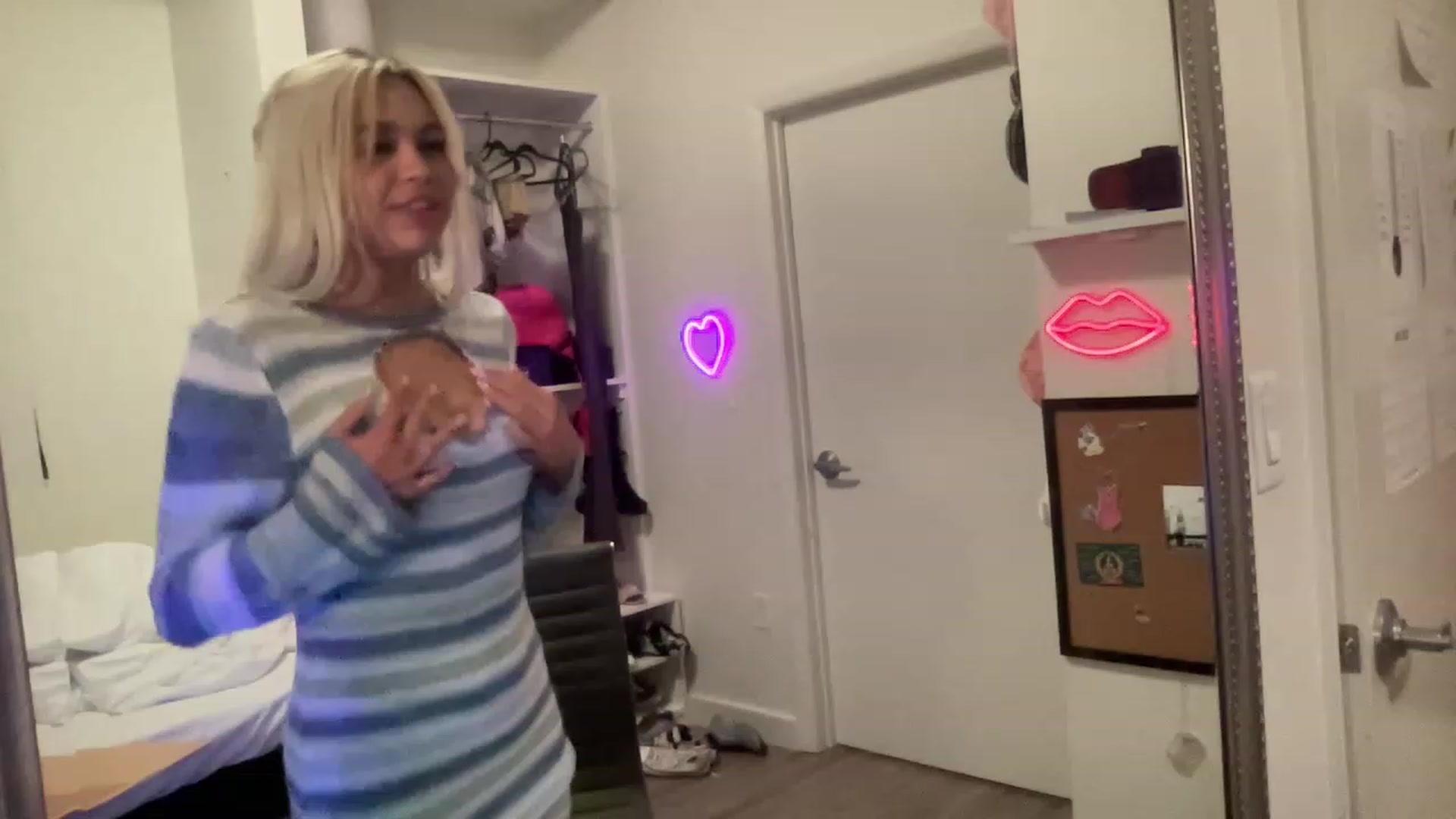 Gallery image thumbnail from sincerelypeny's myfreecams stream on, 06/21/2023, 05:25 image 14 of 20