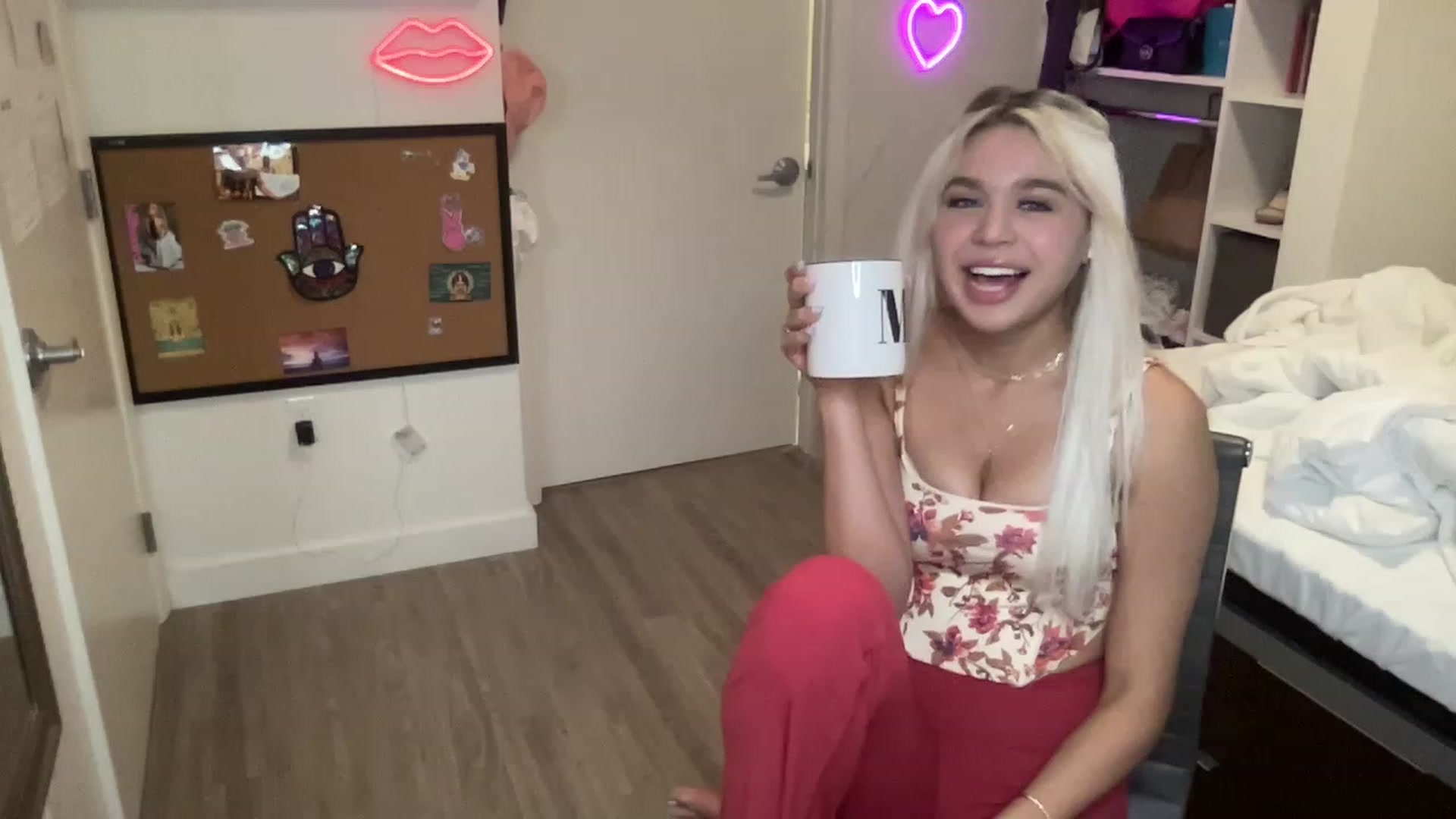 Gallery image thumbnail from sincerelypeny's myfreecams stream on, 06/26/2023, 19:14 image 7 of 20