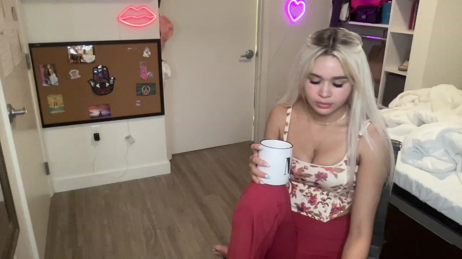 Gallery image thumbnail from sincerelypeny's myfreecams stream on, 06/26/2023, 19:14 image 9 of 20