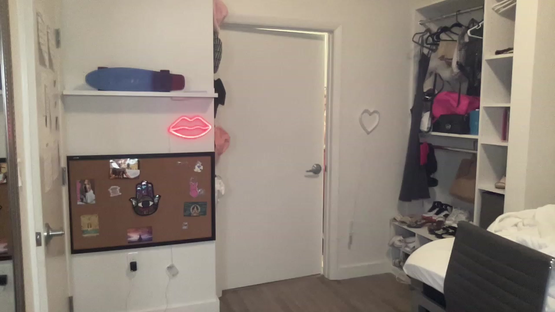 Gallery image thumbnail from sincerelypeny's myfreecams stream on, 06/26/2023, 19:14 image 1 of 20
