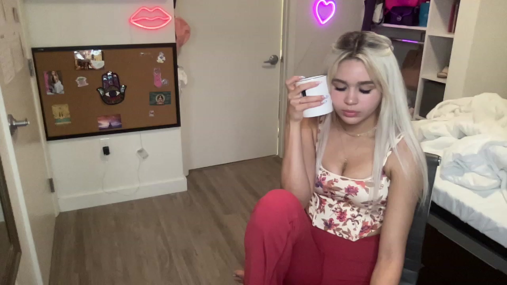 Gallery image thumbnail from sincerelypeny's myfreecams stream on, 06/26/2023, 19:14 image 10 of 20