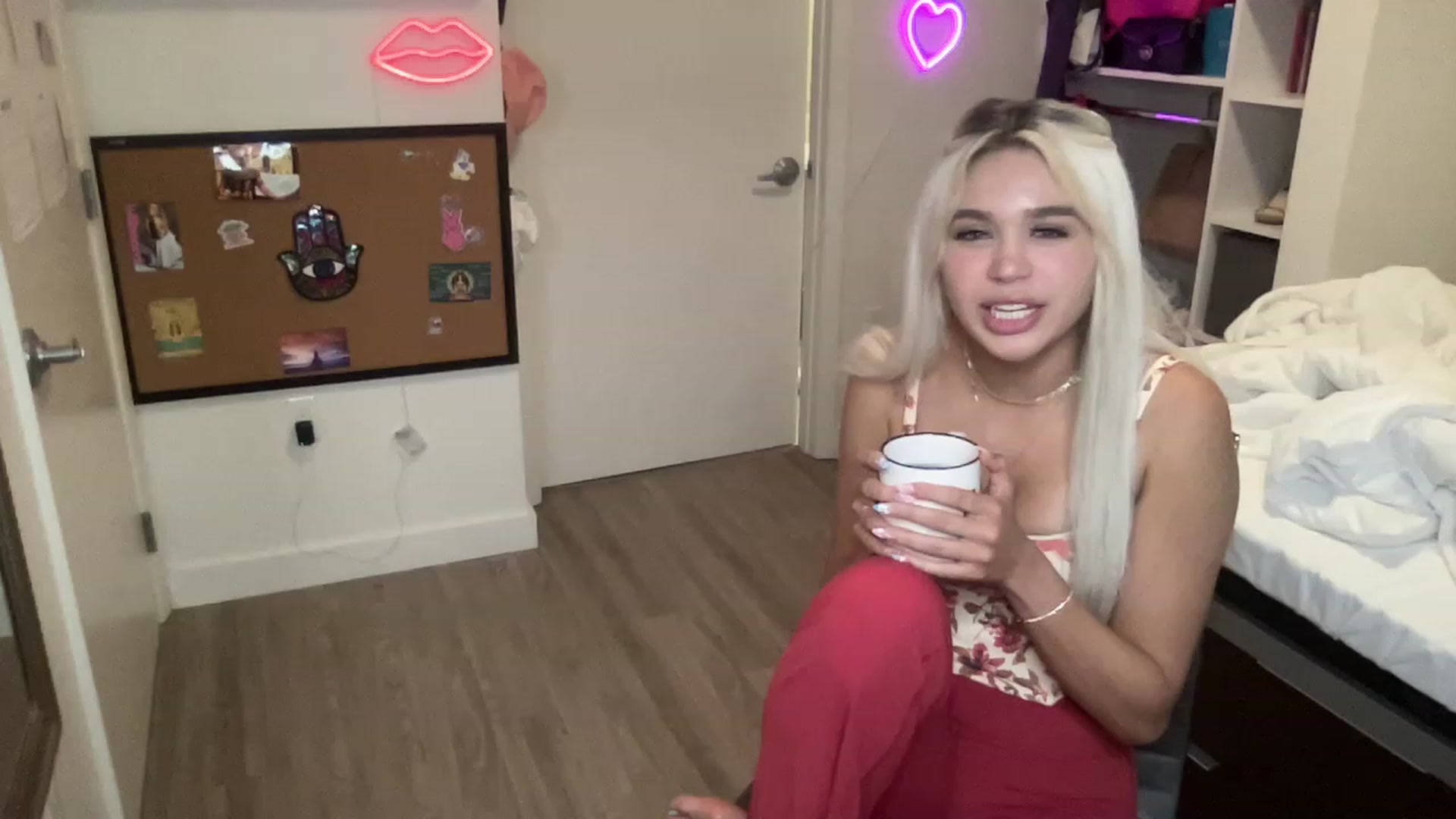 Gallery image thumbnail from sincerelypeny's myfreecams stream on, 06/26/2023, 19:14 image 6 of 20