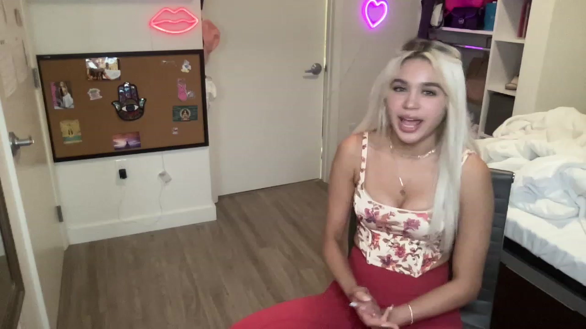 Gallery image thumbnail from sincerelypeny's myfreecams stream on, 06/26/2023, 19:14 image 5 of 20