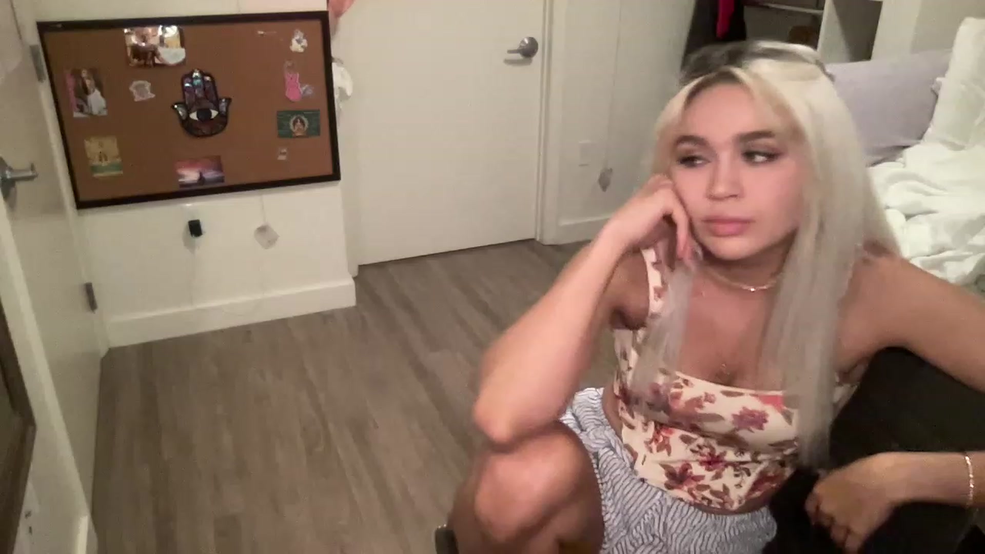 Gallery image thumbnail from sincerelypeny's myfreecams stream on, 06/27/2023, 03:06 image 9 of 20