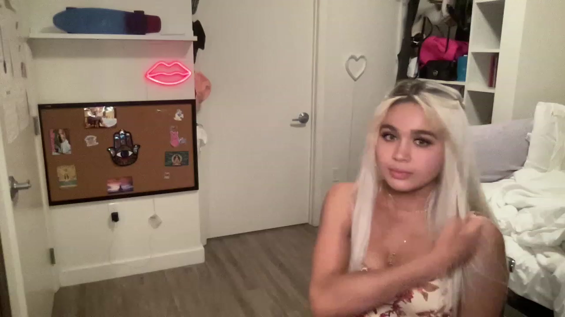 Gallery image thumbnail from sincerelypeny's myfreecams stream on, 06/27/2023, 03:06 image 14 of 20