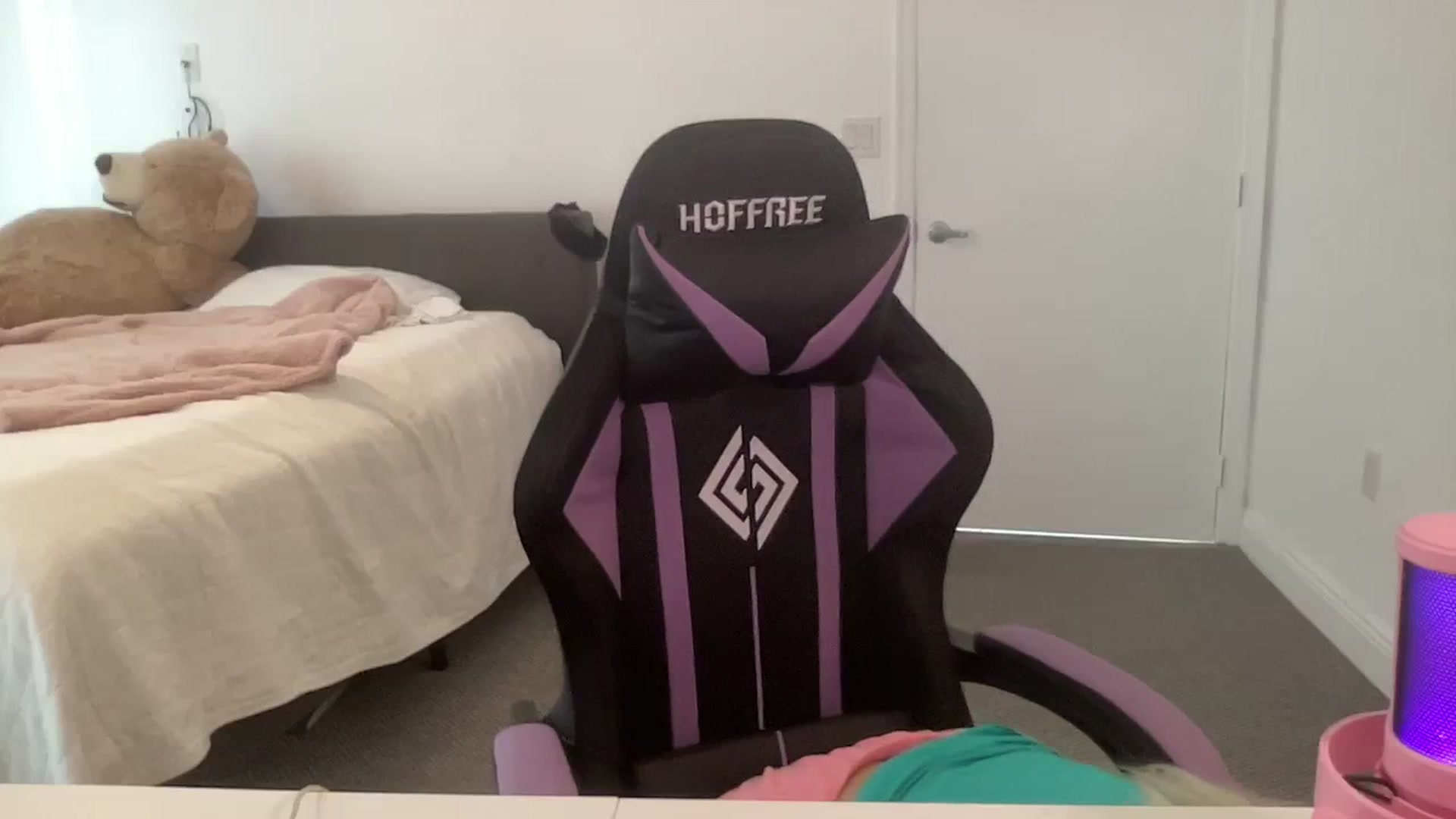 Gallery image thumbnail from sincerelypeny's myfreecams stream on, 08/19/2023, 19:00 image 20 of 20