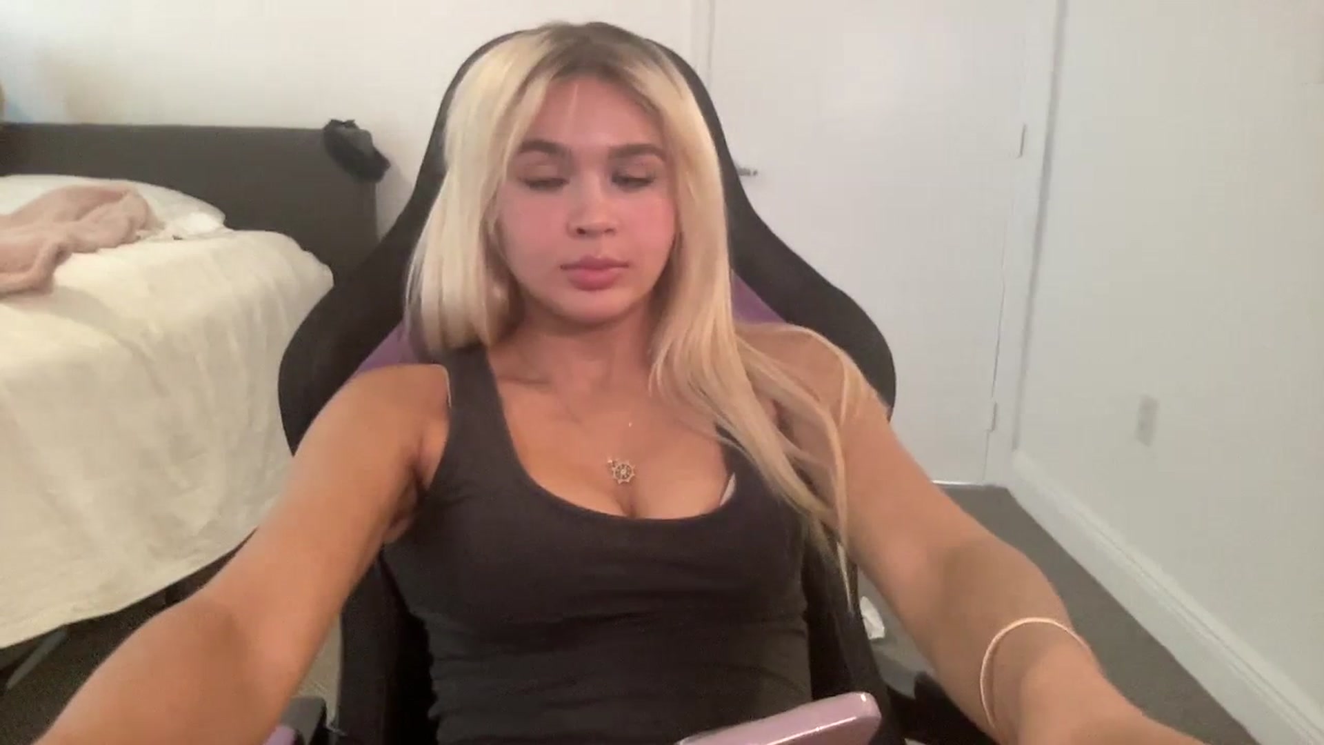 Gallery image thumbnail from sincerelypeny's myfreecams stream on, 08/19/2023, 20:58 image 5 of 20
