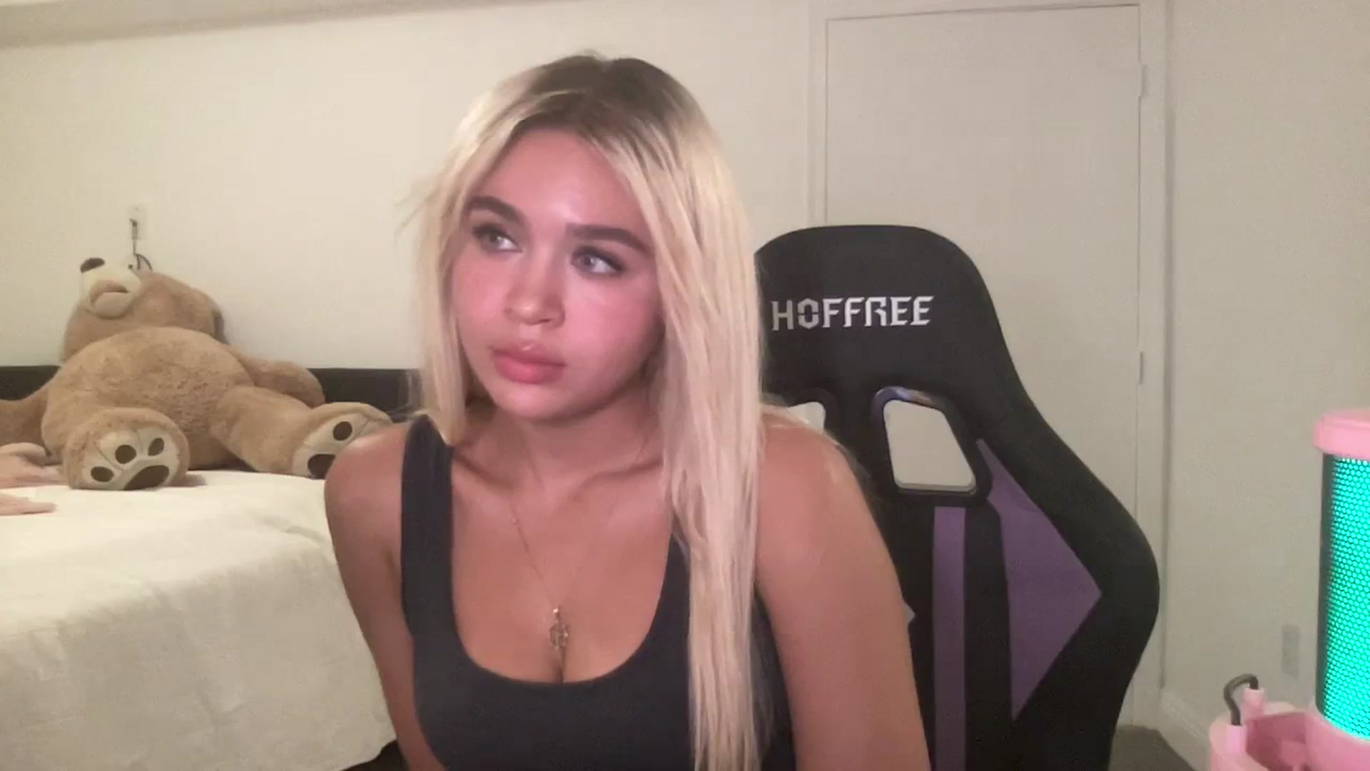 Gallery image thumbnail from sincerelypeny's myfreecams stream on, 08/20/2023, 01:11 image 4 of 20