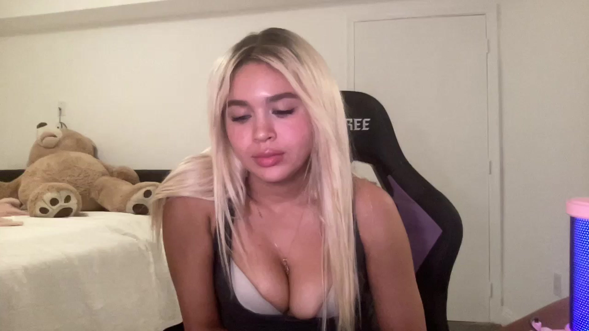Gallery image thumbnail from sincerelypeny's myfreecams stream on, 08/20/2023, 01:11 image 16 of 20