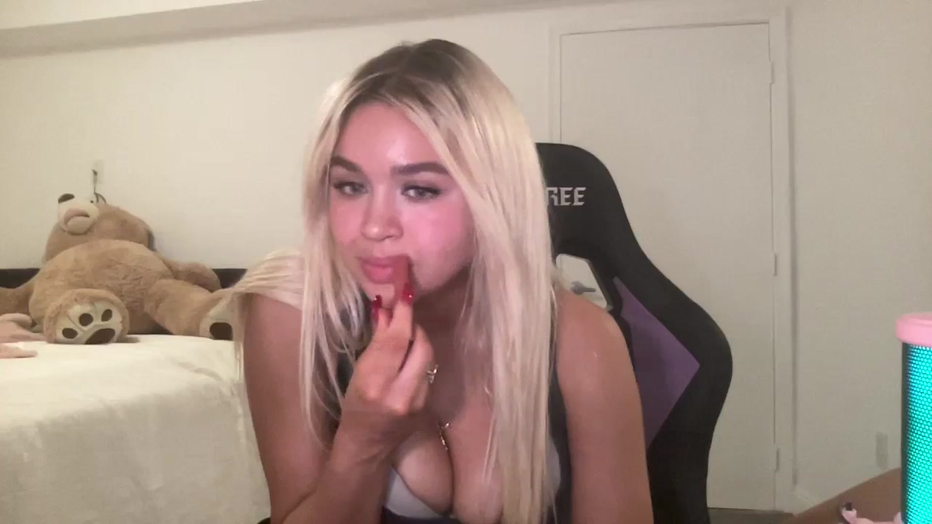 Gallery image thumbnail from sincerelypeny's myfreecams stream on, 08/20/2023, 01:11 image 15 of 20