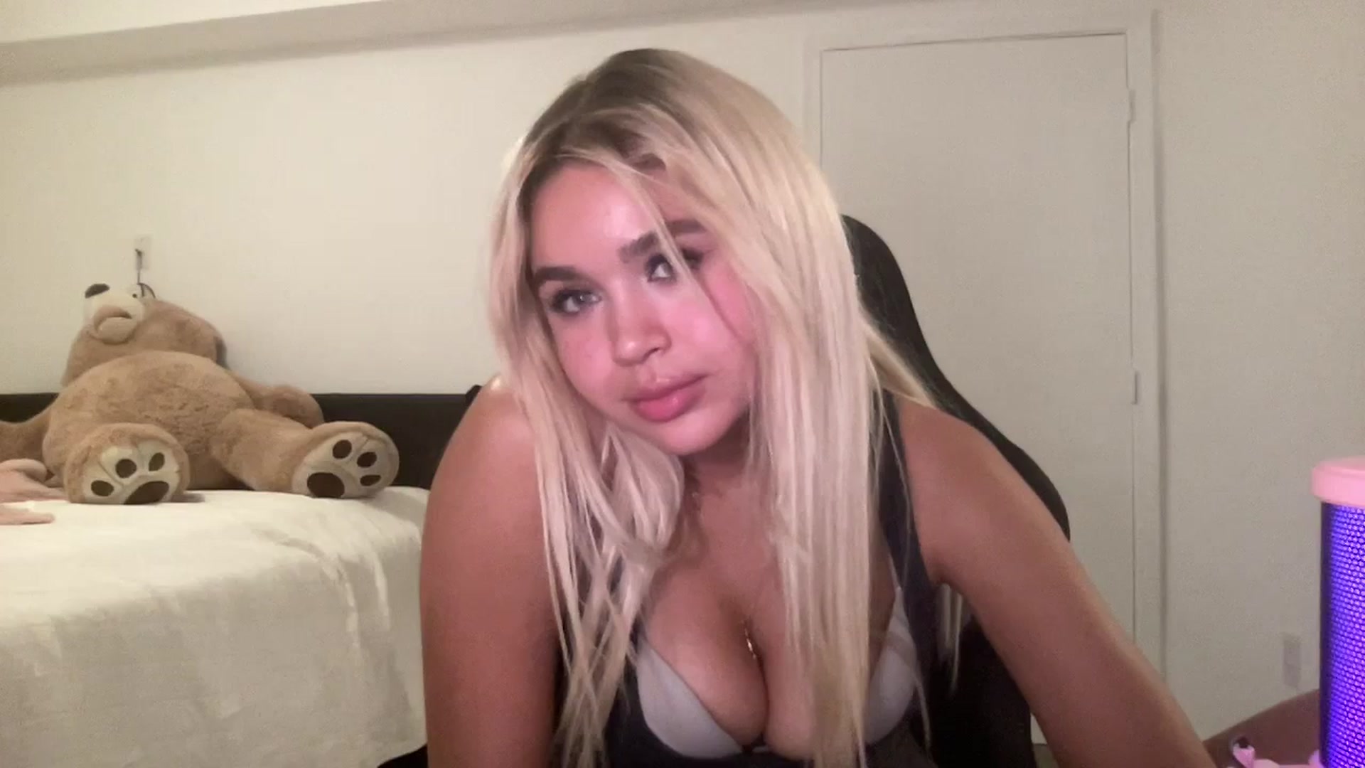 Gallery image thumbnail from sincerelypeny's myfreecams stream on, 08/20/2023, 01:11 image 20 of 20