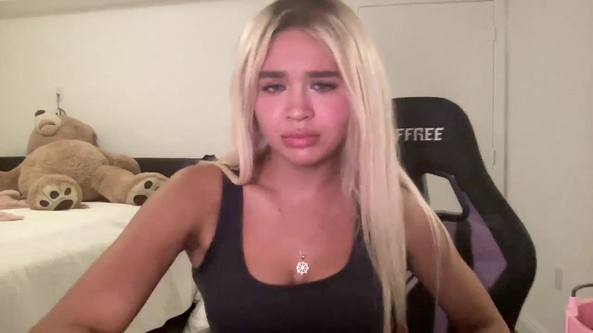 Gallery image thumbnail from sincerelypeny's myfreecams stream on, 08/20/2023, 01:11 image 3 of 20